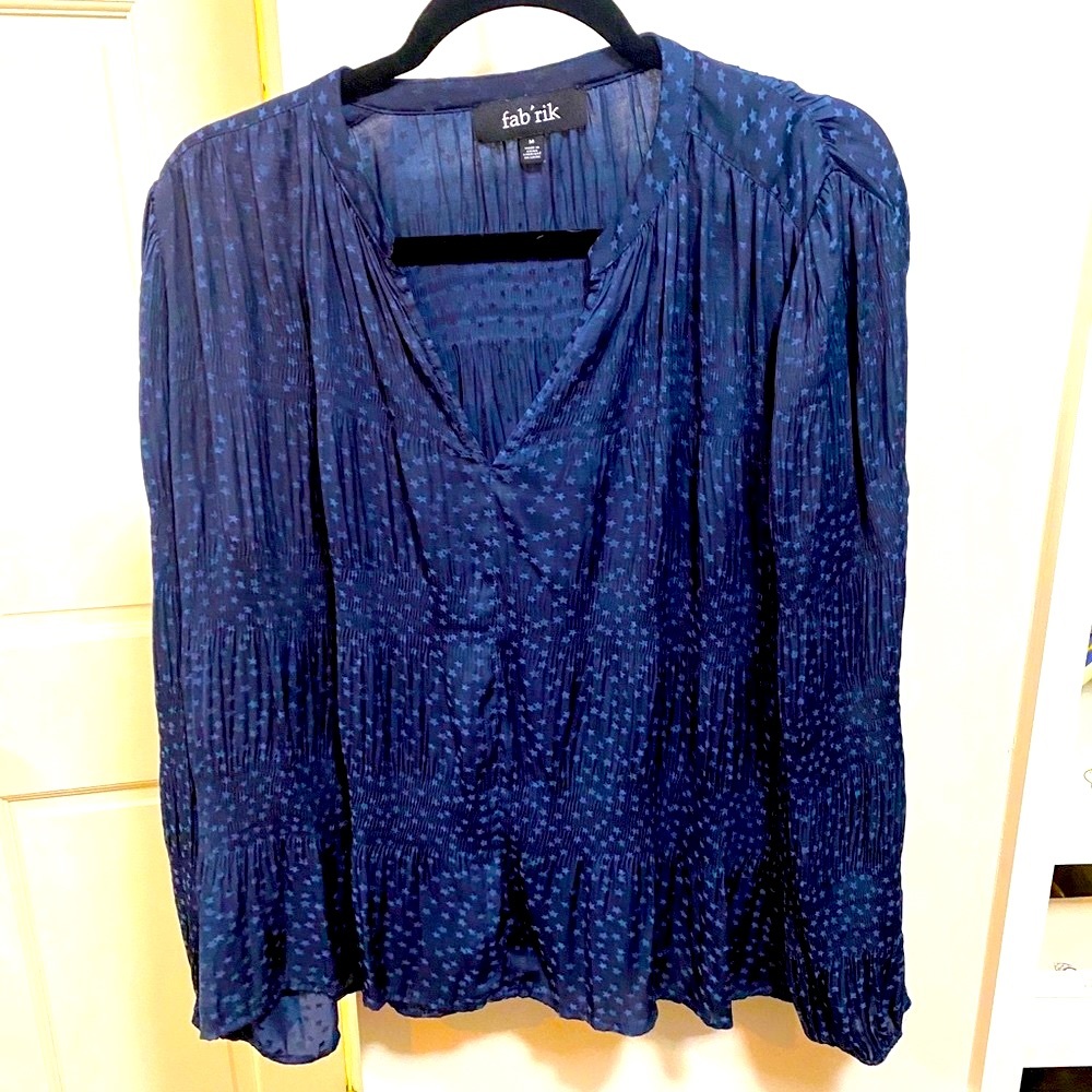 Fun and flattering Fabrik-Navy blouse with blue stars, size M- Perfect for NYE